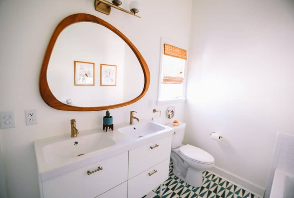 Bathroom with white color scheme